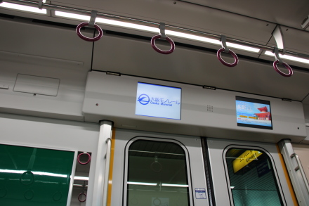 大阪モノレール3000系のLCD案内板