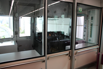 大阪モノレール3000系の乗務員室