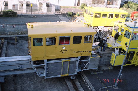 北九州モノレール 工作車101号が301号を牽引する。