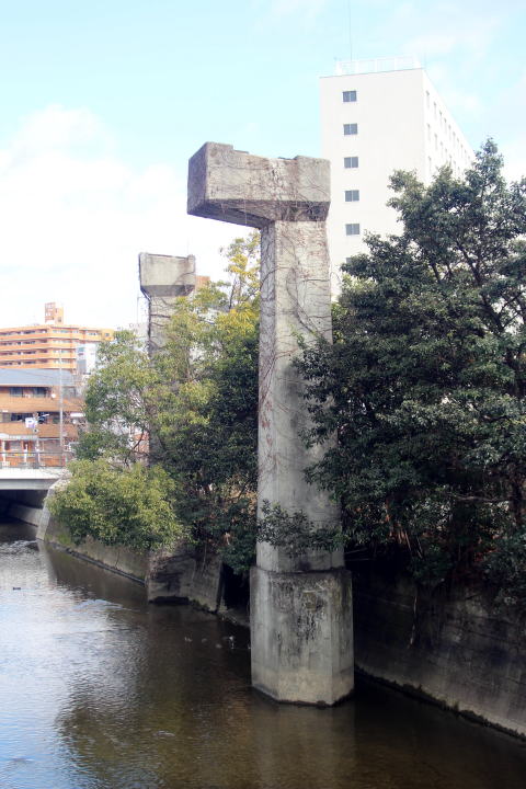 川に立つ支柱　モノレール廃線跡