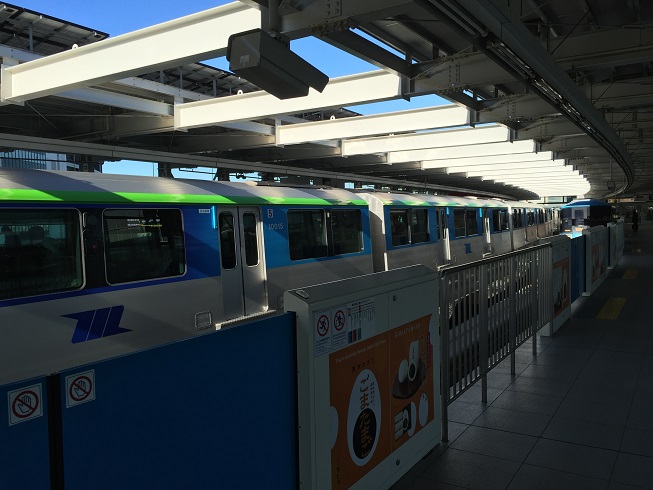 国際線駅に到着する東京モノレール10000形側面