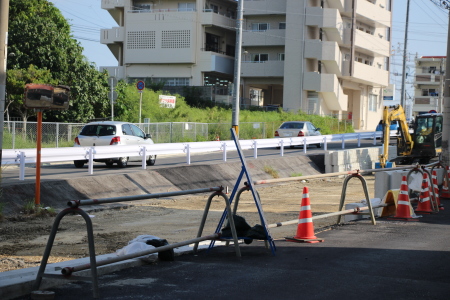 ゆいレール 経塚駅方面の道路拡張工事の様子