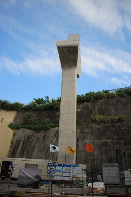 前田トンネル前のモノレール支柱