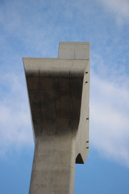 前田トンネル前のモノレール支柱を見上げる