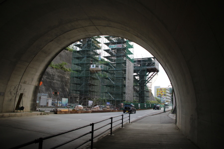 前田トンネル内部よりモノレール支柱を見る